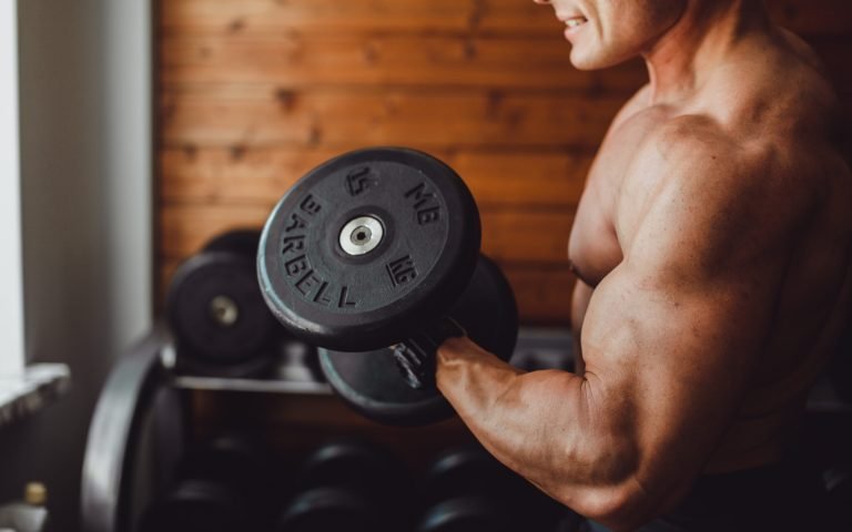 homem-treinamento-aptidao-estudio